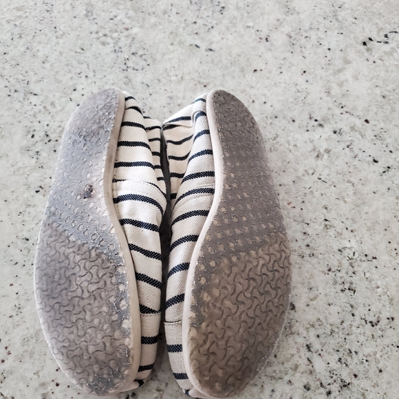TOMS SIZE 7 men 9 womens - Picture 3 of 3